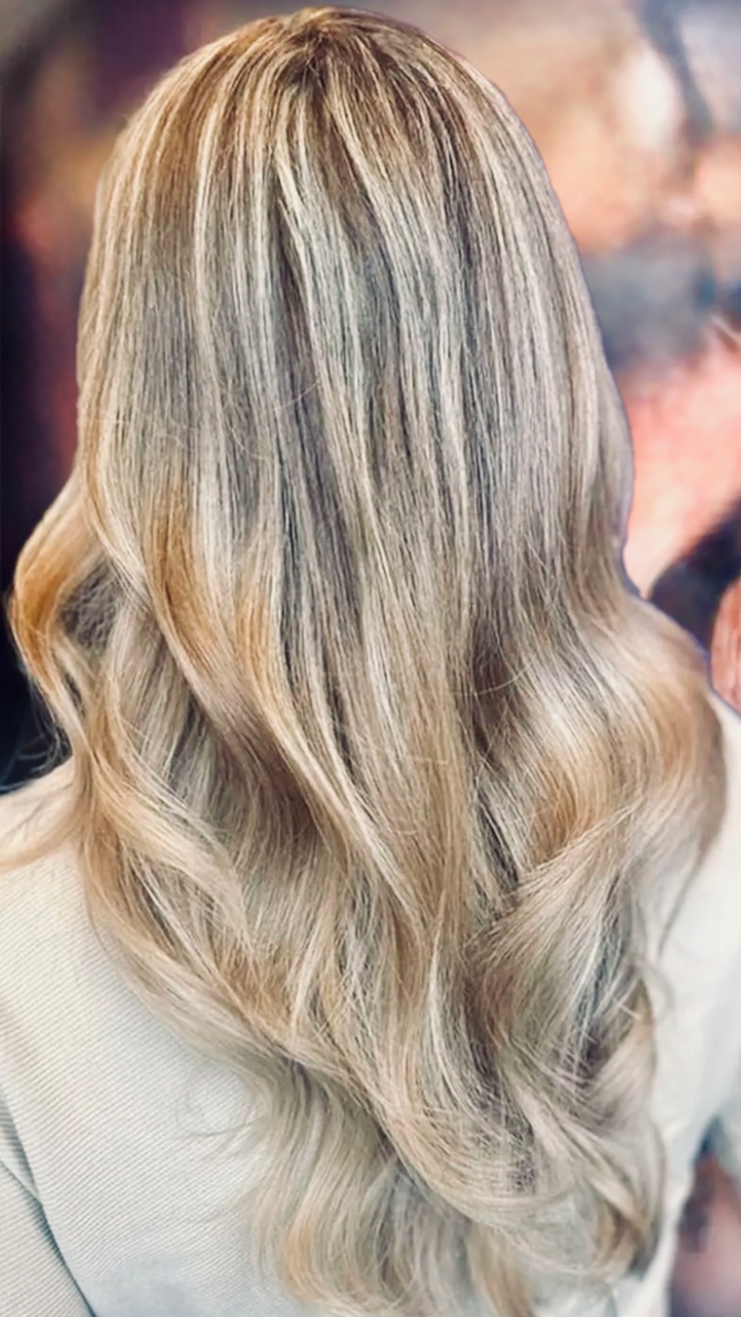Lang blond haar met balayage en zachte krullen