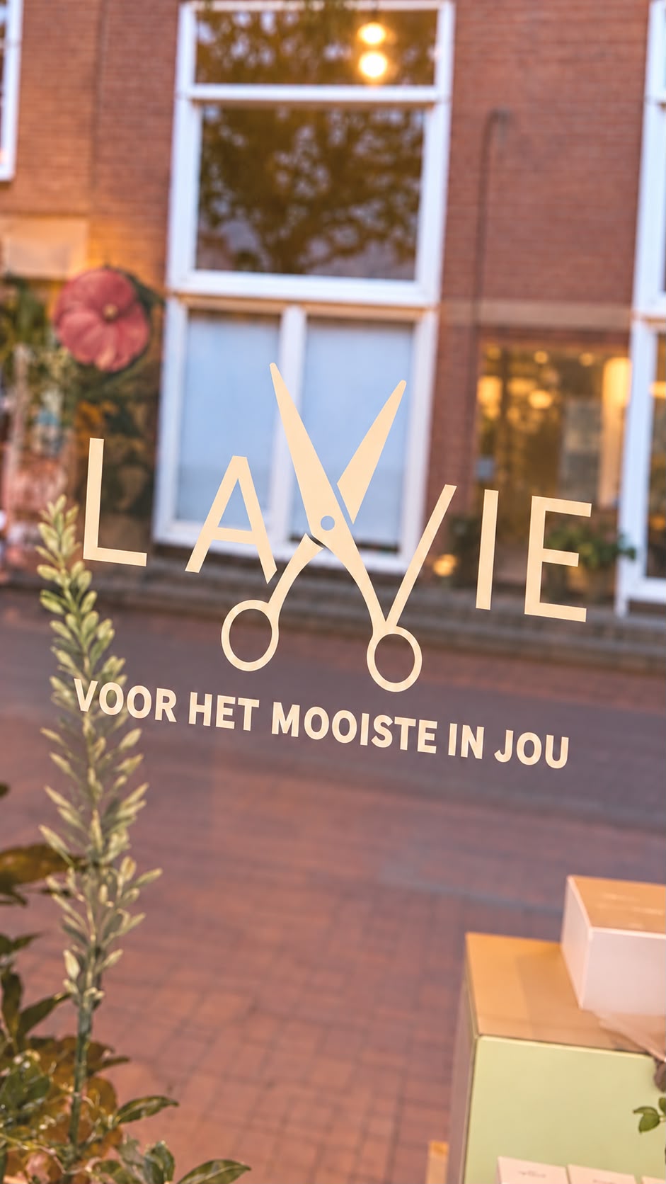 La Vie logo op het raam van de salon