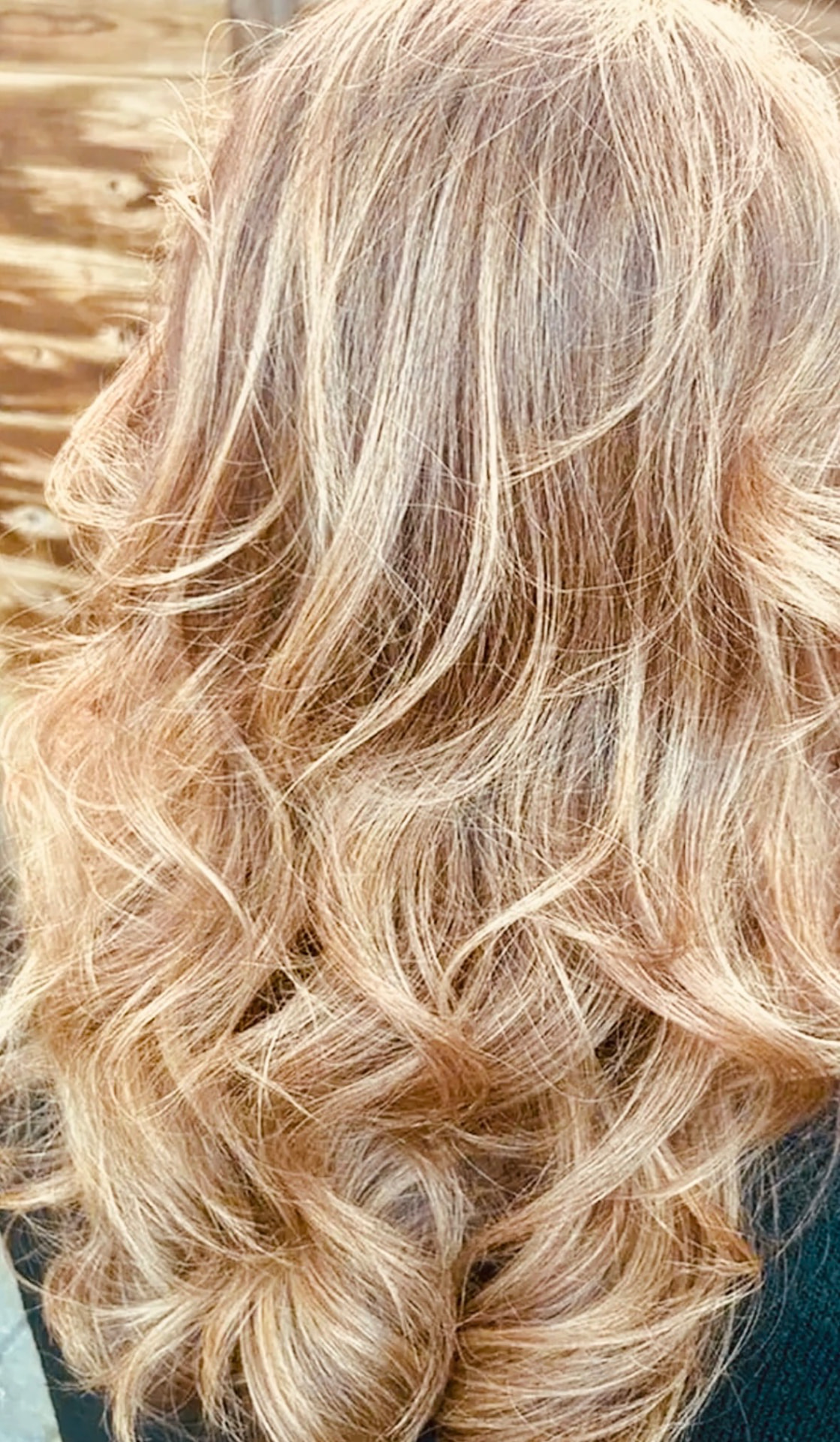 Lang blond haar met warme highlights en golven