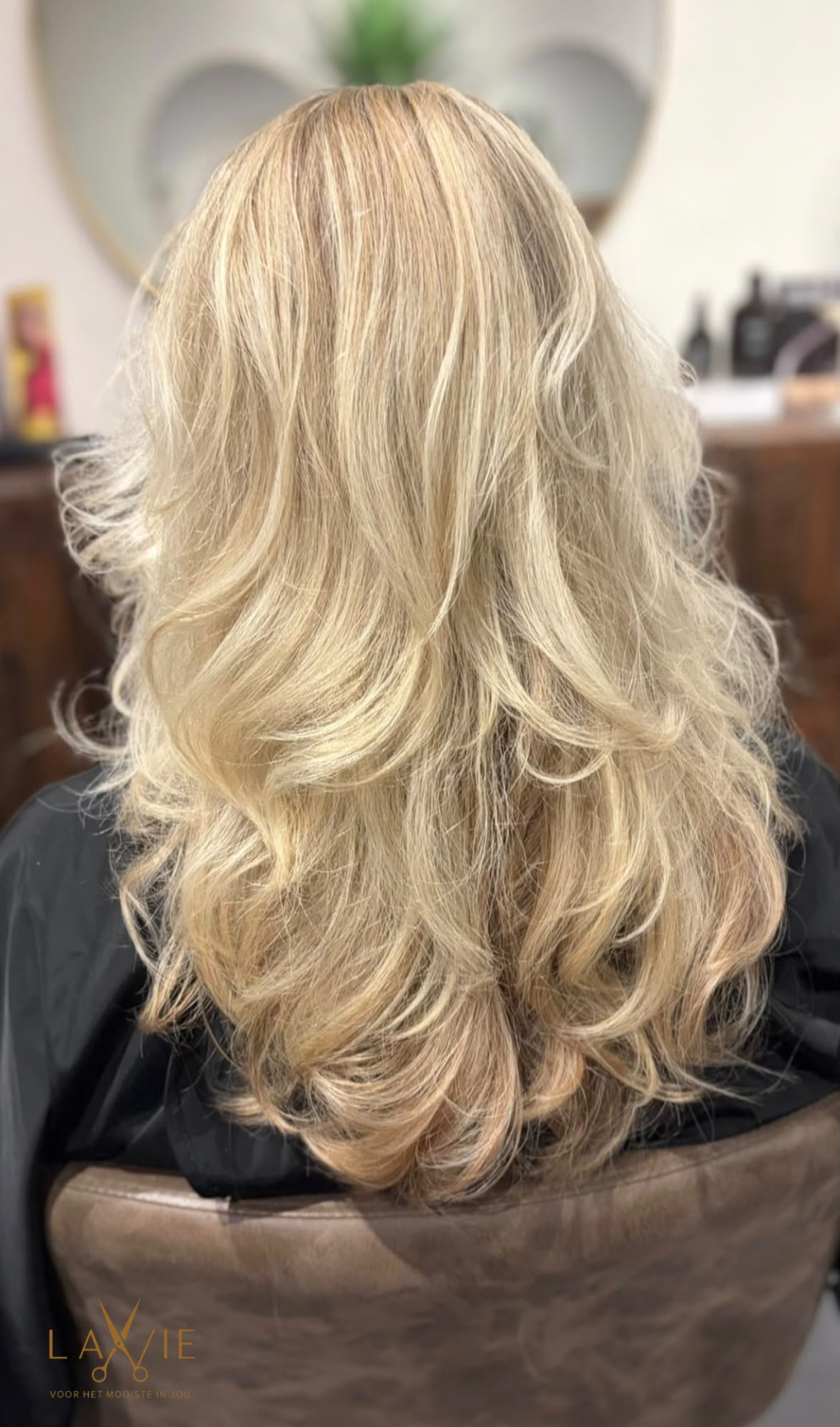 Blond haar met volume en losse krullen