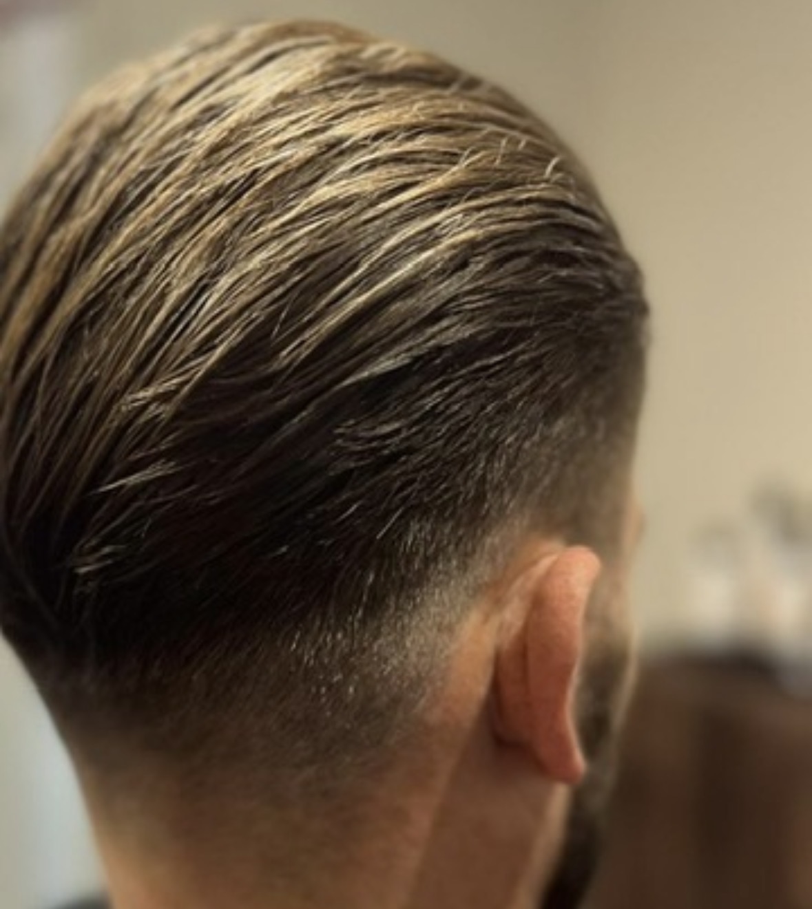 Herenkapsel naar achteren gekamd met fade